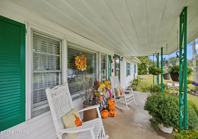 Photo 2 of Single family home for sale at 701 Sycamore Ln, Oliver Springs, TN 37840 | MLS# 1356735 | Listing updated on 2026-09-25