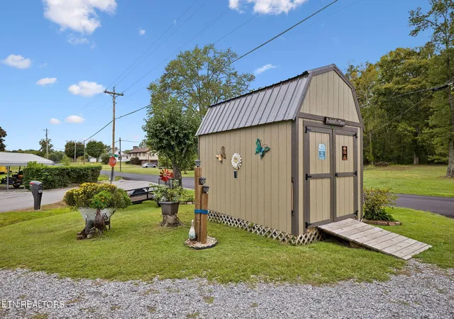 Photo 3 of Single family home for sale at 701 Sycamore Ln, Oliver Springs, TN 37840 | MLS# 1356735 | Listing updated on 2026-09-25