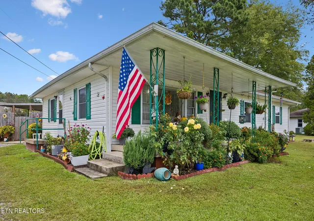 Photo 3 of Single family home for sale at 701 Sycamore Ln, Oliver Springs, TN 37840 | MLS# 1356735 | Listing updated on 2026-09-25
