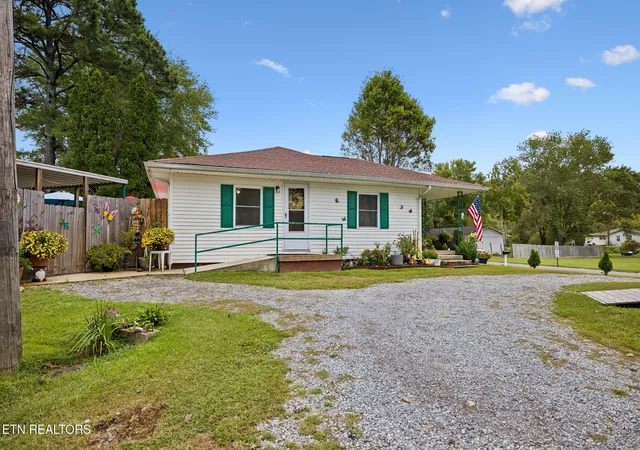 Photo 4 of Single family home for sale at 701 Sycamore Ln, Oliver Springs, TN 37840 | MLS# 1356735 | Listing updated on 2026-09-25