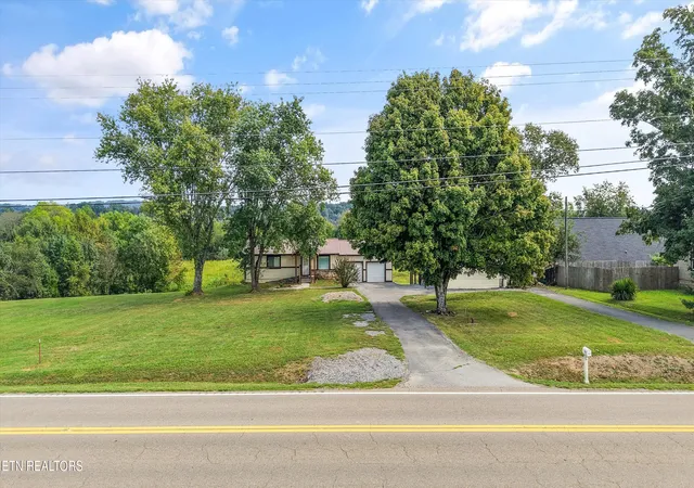 Photo 2 of Single family home for sale at 2882 Boyds Crk Hwy, Sevierville, TN 37876 | MLS# 1356581 | Listing updated on 2026-09-24
