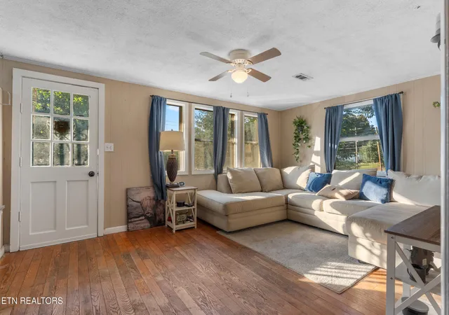 Photo 1 of Single family home for sale at 613 W 4th Avenue, Lenoir City, TN 37771 | MLS# 1356526 | Listing updated on 2026-10-19