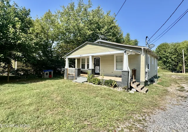 Photo 3 of Multi family home for sale at 611 Glenoaks Dr, Knoxville, TN 37912 | MLS# 1356489 | Listing updated on 2026-09-23