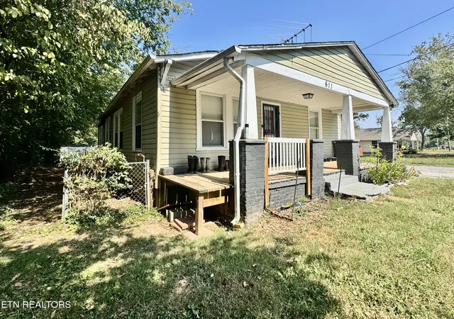 Photo 3 of Multi family home for sale at 611 Glenoaks Dr, Knoxville, TN 37912 | MLS# 1356489 | Listing updated on 2026-09-23