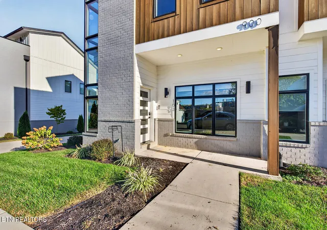 Listing Photo 1 - Condo for sale in building located at 900 Phillips Ave, Knoxville, TN 37920 - Unit #103