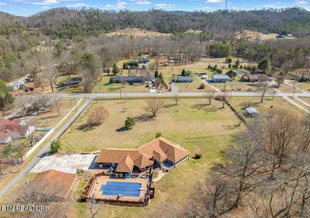 Photo 2 of Sale Pending at 417 Raccoon Valley Rd, Powell, TN 37849 | MLS# 1356550 | Listing updated on 2026-10-06