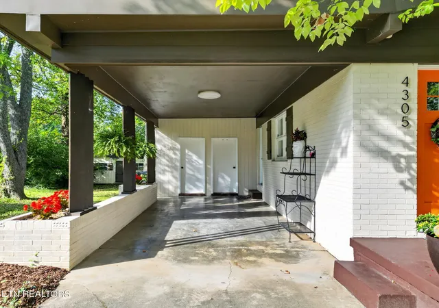 Photo 3 of Sale Pending at 4305 Thornwood Dr, Knoxville, TN 37921 | MLS# 1356726 | Listing updated on 2026-10-09