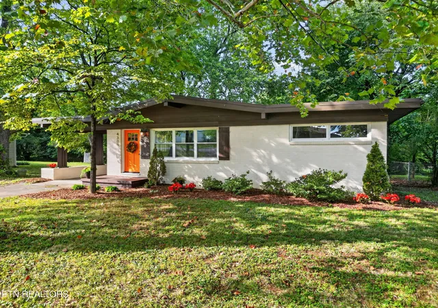 Photo 4 of Sale Pending at 4305 Thornwood Dr, Knoxville, TN 37921 | MLS# 1356726 | Listing updated on 2026-10-09