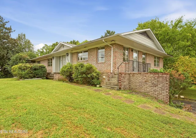 Photo 3 of Sale Pending at 709 Chateaugay Rd, Knoxville, TN 37923 | MLS# 1356838 | Listing updated on 2026-10-02