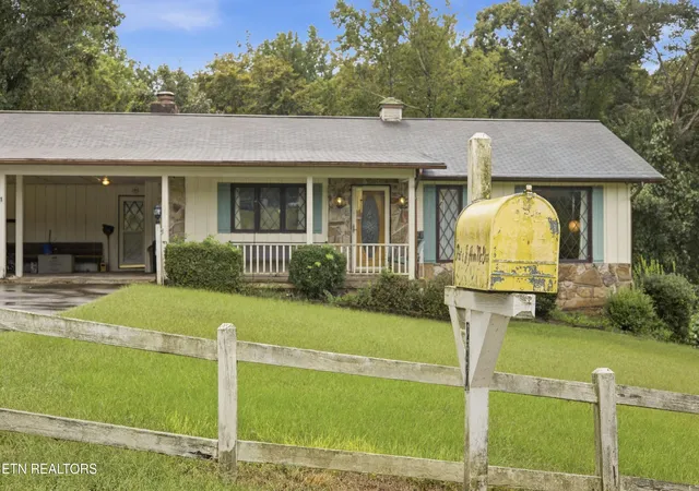 Single family home for sale at 201 Leslie Dr, Harriman, TN 37748 | MLS# 1356837