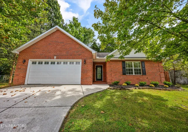 Photo 2 of Sale Pending at 2306 Sunnywood Ln, Knoxville, TN 37912 | MLS# 1356694 | Listing updated on 2026-10-04