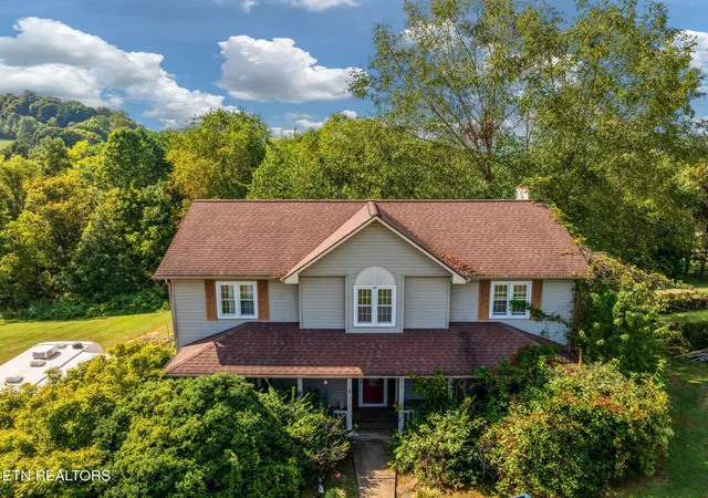 Photo 1 of Single family home for sale at 212 Pickens Rd, Kingsport, TN 37663 | MLS# 1356666 | Listing updated on 2026-10-13