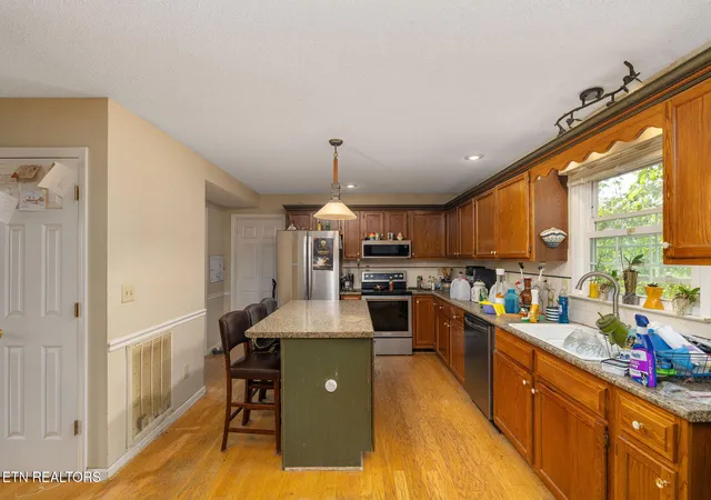 Photo 3 of Single family home for sale at 212 Pickens Rd, Kingsport, TN 37663 | MLS# 1356666 | Listing updated on 2026-10-13
