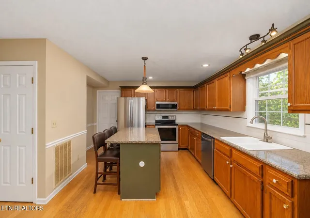 Photo 3 of Single family home for sale at 212 Pickens Rd, Kingsport, TN 37663 | MLS# 1356666 | Listing updated on 2026-10-13