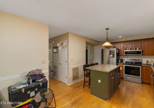 Photo 4 of Single family home for sale at 212 Pickens Rd, Kingsport, TN 37663 | MLS# 1356666 | Listing updated on 2026-10-13
