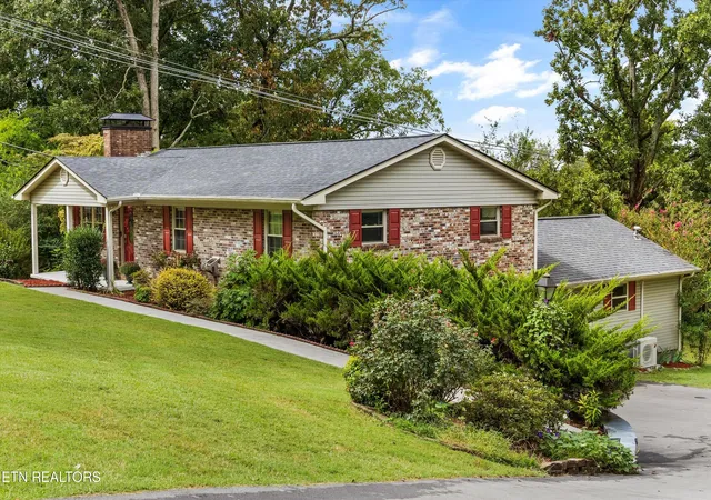 Photo 2 of Single family home for sale at 2651 Karenwood Dr, Maryville, TN 37804 | MLS# 1356729 | Listing updated on 2026-09-25