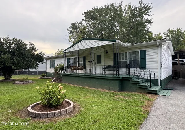 Single family home for sale at 810 W Rochester Ave, Middlesboro, KY 40965 | MLS# 1356828