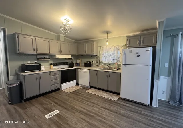 Photo 3 of Single family home for sale at 810 W Rochester Ave, Middlesboro, KY 40965 | MLS# 1356828 | Listing updated on 2026-09-25