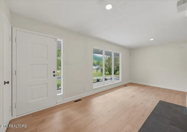 Photo 4 of Single family home for sale at 137 Shady Rd, Oliver Springs, TN 37840 | MLS# 1356727 | Listing updated on 2026-10-05