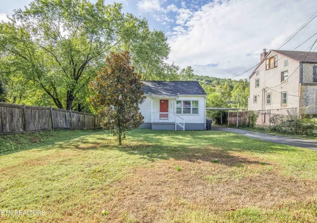Photo 2 of Single family home for sale at 3914 Oakland Dr, Knoxville, TN 37918 | MLS# 1356847 | Listing updated on 2026-09-26