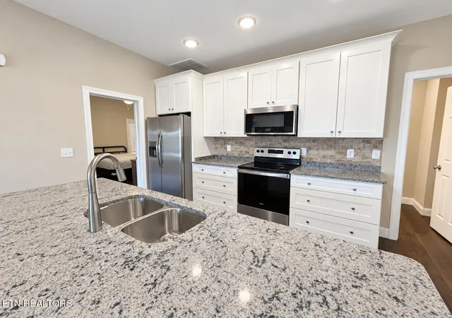 Listing Photo 5 - Condo for sale in building located at 195 N Deer Vlg Ln, La Follette, TN 37766 - Unit #B