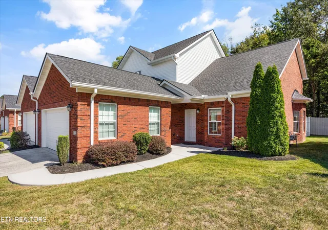 Listing Photo 2 - Condo for sale in building located at 6250 Patel Wy, Knoxville, TN 37909