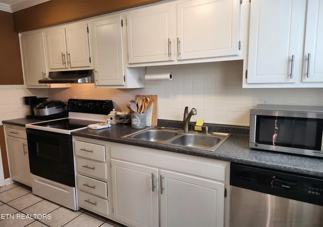 Listing Photo 5 - Condo for sale in building located at 7041 Traditional Dr, Knoxville, TN 37909