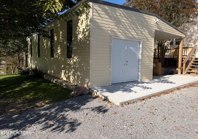 Photo 3 of Single family home for sale at 616 Balmoral Rd, Middlesboro, KY 40965 | MLS# 1358758 | Listing updated on 2026-10-21