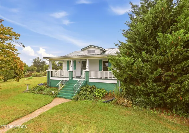 Photo 2 of Sale Pending at 105 Peach Orchard Rd, Clinton, TN 37716 | MLS# 1358852 | Listing updated on 2026-10-27