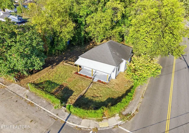 Photo 2 of Sale Pending at 1423 Jefferson Ave, Maryville, TN 37804 | MLS# 1358883 | Listing updated on 2026-10-28