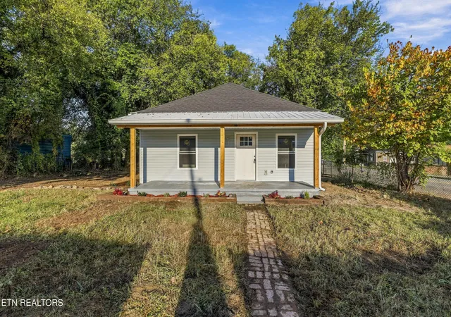 Photo 3 of Sale Pending at 1423 Jefferson Ave, Maryville, TN 37804 | MLS# 1358883 | Listing updated on 2026-10-28