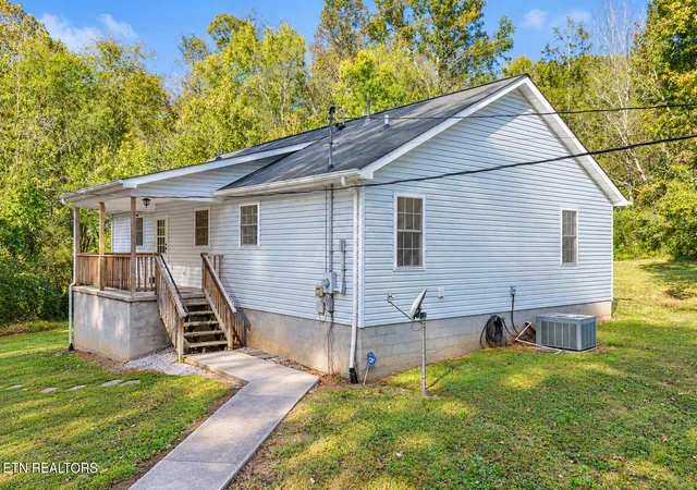Photo 4 of Sale Pending at 2300 Alberta Dr, Knoxville, TN 37920 | MLS# 1359568 | Listing updated on 2026-10-28