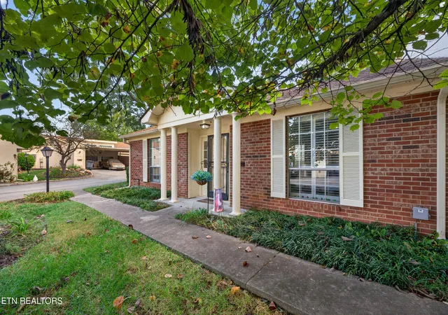 Listing Photo 2 - Condo for sale in building located at 7914 Nw Gleason Dr, Knoxville, TN 37919 - Unit #1102