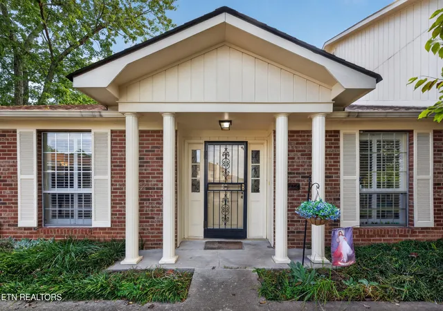 Listing Photo 1 - Condo for sale in building located at 7914 Nw Gleason Dr, Knoxville, TN 37919 - Unit #1102
