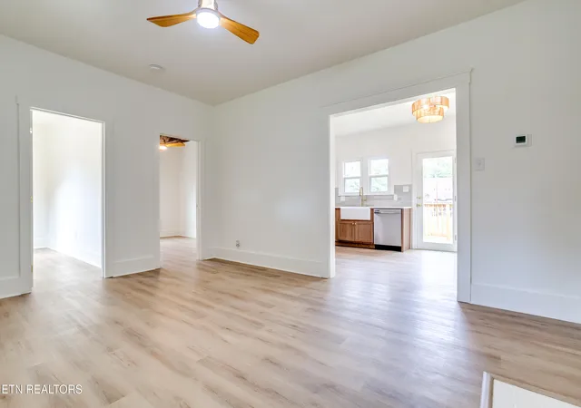 Photo 3 of Sale Pending at 313 Lynnwood Dr, Knoxville, TN 37918 | MLS# 1359163 | Listing updated on 2026-10-26