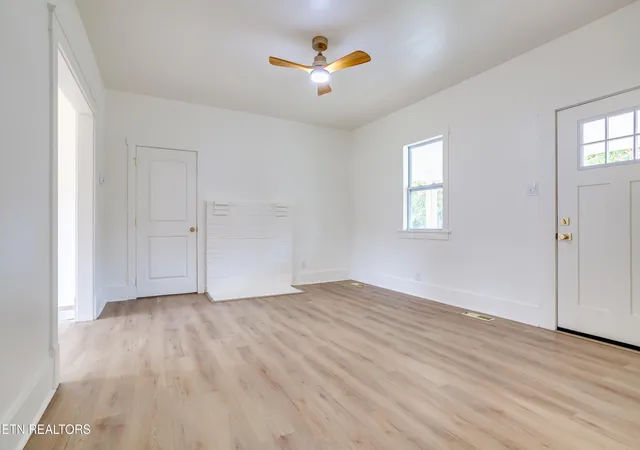 Photo 4 of Sale Pending at 313 Lynnwood Dr, Knoxville, TN 37918 | MLS# 1359163 | Listing updated on 2026-10-26