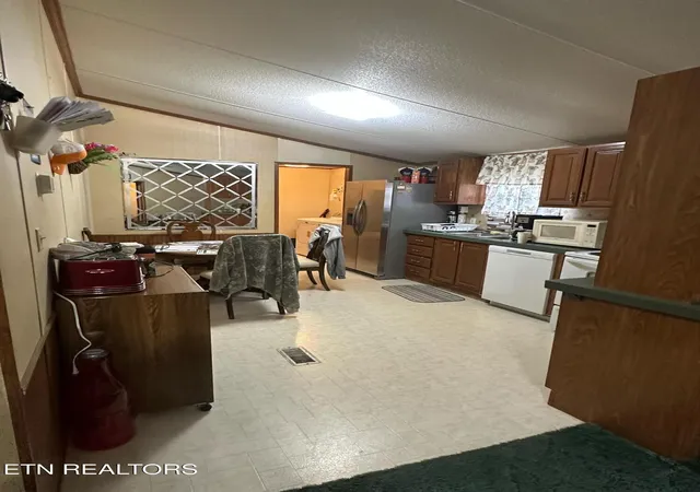 Photo 4 of Single family home for sale at 407 N Wilder Ave, Rockwood, TN 37854 | MLS# 1360016 | Listing updated on 2026-10-25
