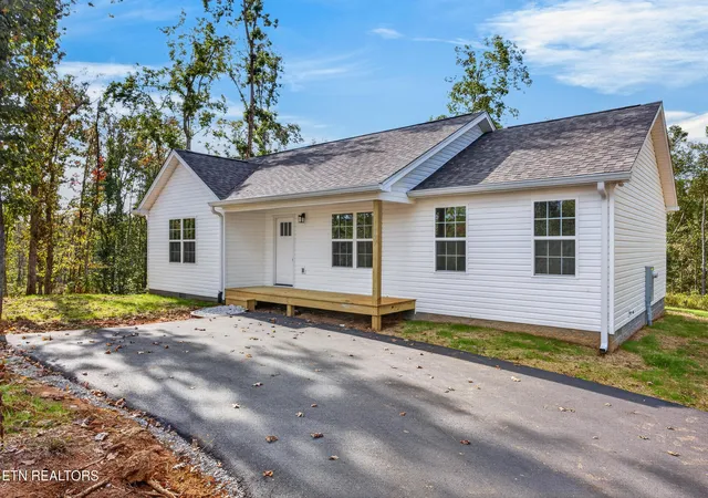 Photo 1 of Single family home for sale at 997 Hutchins Bnd Rd, Sparta, TN 38583 | MLS# 1359159 | Listing updated on 2026-10-30