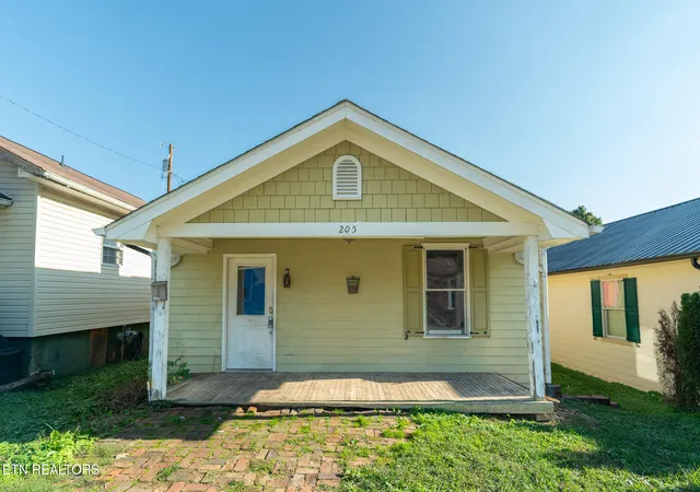 Photo 1 of Single family home for sale at 205 Cedar St, Loudon, TN 37774 | MLS# 1359174 | Listing updated on 2026-10-28