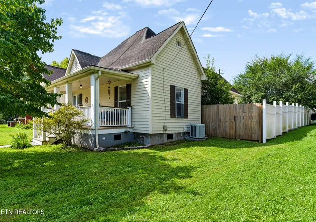 Photo 2 of Single family home for sale at 202 Kingwood Rd, Knoxville, TN 37918 | MLS# 1359655 | Listing updated on 2026-10-29