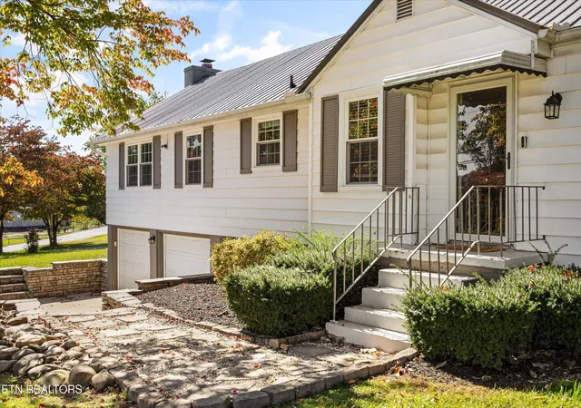 Photo 1 of Single family home for sale at 209 S Laurel Cir, Knoxville, TN 37912 | MLS# 1359904 | Listing updated on 2026-10-26