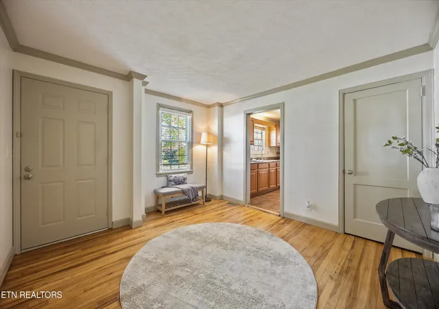 Photo 3 of Single family home for sale at 209 S Laurel Cir, Knoxville, TN 37912 | MLS# 1359904 | Listing updated on 2026-10-26