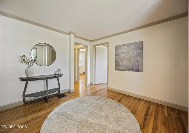Photo 4 of Single family home for sale at 209 S Laurel Cir, Knoxville, TN 37912 | MLS# 1359904 | Listing updated on 2026-10-26