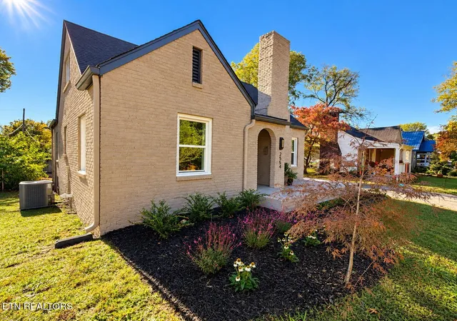 Photo 1 of Single family home for sale at 2554 Woodbine Ave, Knoxville, TN 37914 | MLS# 1359540 | Listing updated on 2026-10-29
