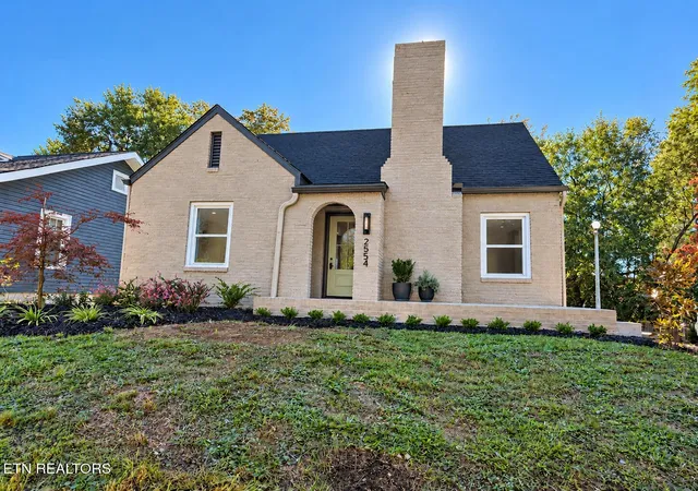 Photo 2 of Single family home for sale at 2554 Woodbine Ave, Knoxville, TN 37914 | MLS# 1359540 | Listing updated on 2026-10-29