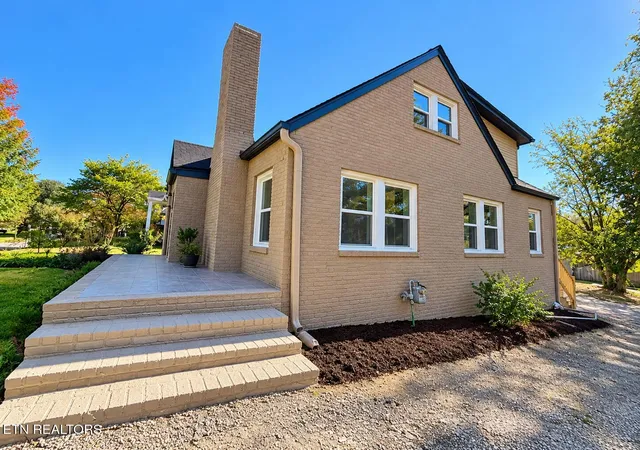 Photo 4 of Single family home for sale at 2554 Woodbine Ave, Knoxville, TN 37914 | MLS# 1359540 | Listing updated on 2026-10-29