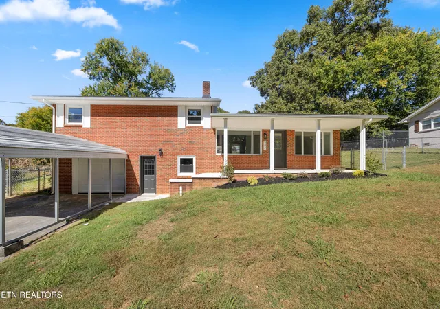Photo 1 of Single family home for sale at 582 Strange Rd, Lenoir City, TN 37772 | MLS# 1359977 | Listing updated on 2026-10-24