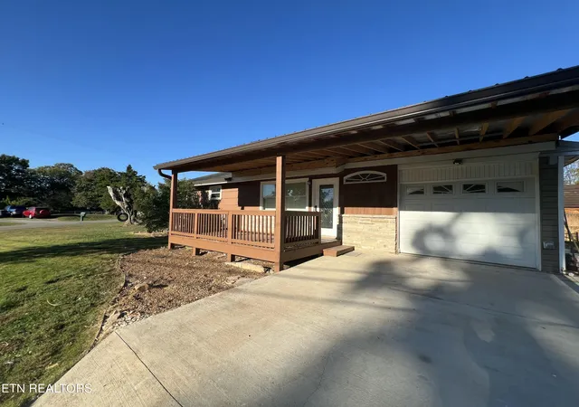 Photo 2 of Single family home for sale at 605 Ozark Cir, Knoxville, TN 37912 | MLS# 1360026 | Listing updated on 2026-10-29