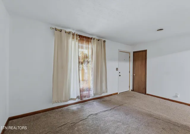 Photo 2 of Single family home for sale at 1324 Iroquois St, Knoxville, TN 37915 | MLS# 1359611 | Listing updated on 2026-10-21