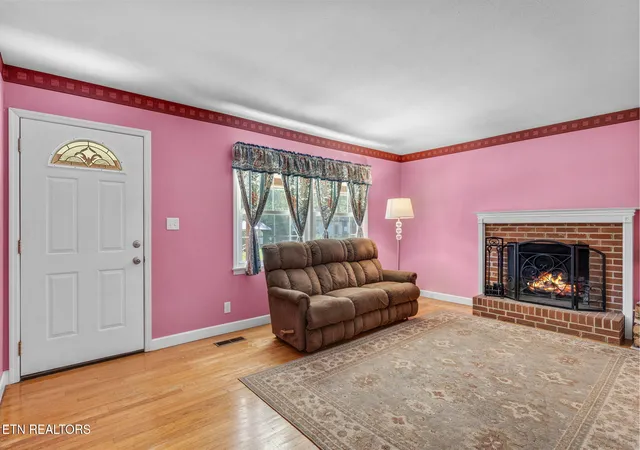 Photo 4 of Single family home for sale at 5708 Woodleaf Dr, Knoxville, TN 37912 | MLS# 1359674 | Listing updated on 2026-10-28
